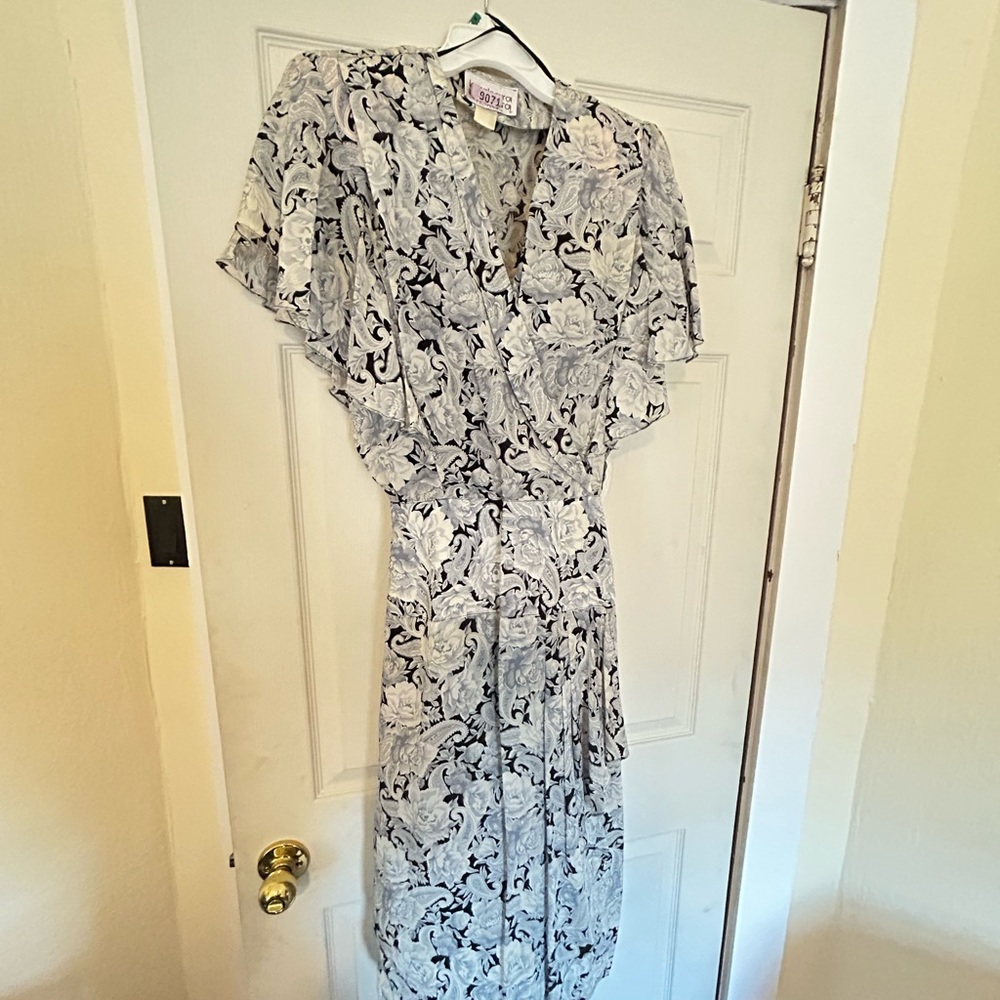 Short sleeve Blue v-cut maxi dress - Picture 2 of 5